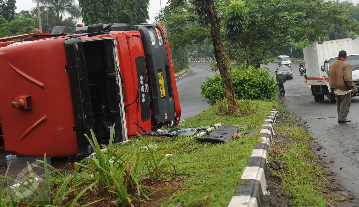Petugas mengatur arus lalu lintas yang melintas di ruas Jalan Tegar Beriman Kabupaten Bogor, Jumat (15/4/2016). Jalur cepat Jalan Tegar Beriman menuju Bojonggede tertutup akibat adanya insiden truk tangki yang terbalik (Liputan6.com/Helmi Fithriansyah)