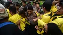 Mahasiswa yang tergabung dalam Badan Eksekutif Mahasiswa Universitas Indonesia (BEM UI) terlibat aksi saling dorong dengan aparat keamanan saat berunjuk rasa di kawasan jalan Jenderal Sudirman, Jakarta, Jumat (12/6/2026). (merdeka.com/Arie Basuki)