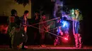 Sejumlah pria menyalakan Tezutsu hanabi atau kembang api genggam pada malam Festival Toyohashi Gion di Toyohashi, Jepang, Jumat (20/7). Tradisi ini telah dipraktekkan selama lebih dari 350 tahun. (Yasuyoshi CHIBA/AFP)