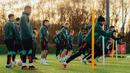 Pemain MU, Casemiro dan Lisandro Martinez menunggu giliran untuk melakukan latihan ringan di Carrington, Kamis (4/1/2024). (X/ManUtd)