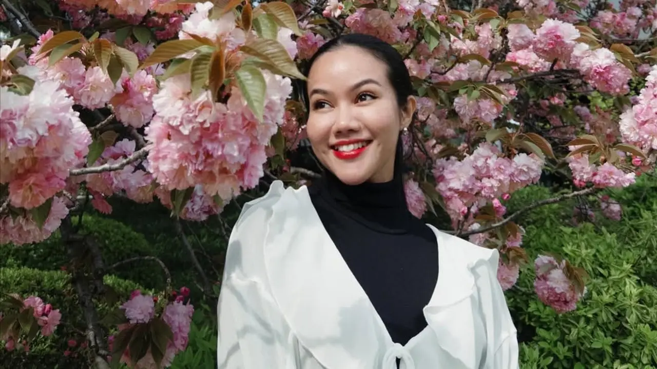 6 Gaya Yura Yunita Menikmati Keindahan Pohon Sakura di Jepang, Elegan dan Penuh Pesona