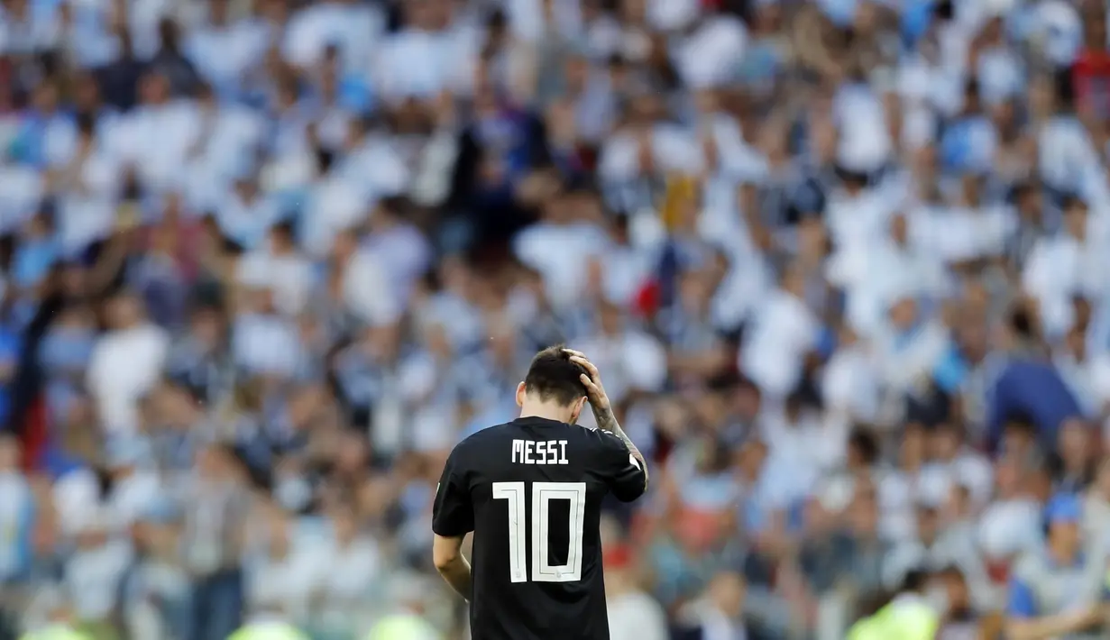 Bintang Argentina, Lionel Messi, tampak sedih usai ditahan imbang Islandia pada laga Grup D Piala Dunia di Stadion Spartak, Moskow, Sabtu (16/6/2018). Dirinya gagal penalti, Argentina ditahan imbang 1-1 oleh Islandia. (AFP/Antonio Calanni)