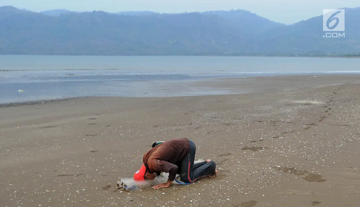 Pencari ikan menunaikan salat asar di bibir Pantai Palangpang, Ciletuh, Sukabumi, Jawa Barat, Minggu (22/9). Pria yang berprofesi sebagai petani ini terpaksa mencari ikan lantaran kemarau membuat sawahnya kering. (Merdeka.com/Arie Basuki)