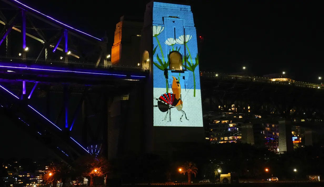 Sebuah tiang di Sydney Harbour Bridge diterangi sebagai bagian dari festival Vivid di Sydney, Australia, Senin, 29 Mei 2023. (AP Photo/Mark Baker)