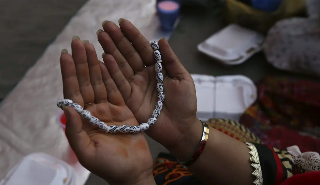Seorang wanita berdoa sebelum berbuka puasa selama bulan puasa Ramadhan di masjid bersejarah Badshahi, di Lahore, Pakistan (3/4/2022). Masjid Badshahi merupakan masjid tebesar di dunia dari tahun 1673 hingga 1986 (atau selama 313 tahun). (AP Photo/K.M. Chaudary)