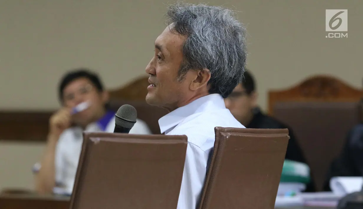 Mantan petinggi Lippo Group, Eddy Sindoro menjawab pertanyaan saat menjadi saksi pada sidang lanjutan dugaan menghalangi proses penyidikan KPK dengan terdakwa Lucas di Pengadilan Tipikor, Jakarta, Kamis (17/1). (Liputan6.com/Helmi Fithriansyah)