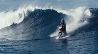 Berselancar dengan Sepeda Motor 