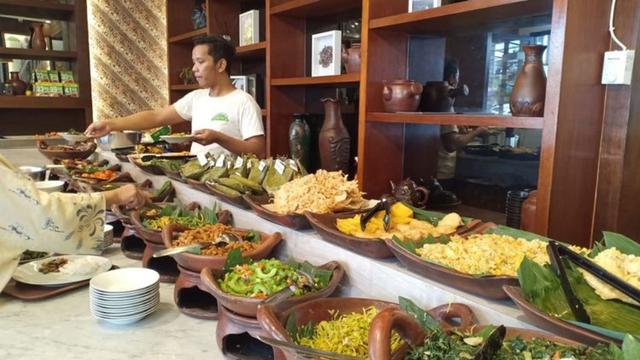 Kejutan Makan Gratis Kepala Manyung Bu Fat Di Hut Jakarta Lifestyle Liputan6 Com