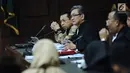 Terdakwa dugaan korupsi proyek e-KTP, Setya Novanto menyimak keterangan saksi di sidang lanjutan di Pengadilan Tipikor, Jakarta, Rabu (14/3). Sidang mengkonfrontir keterangan Irvanto Hendra Pambudi dan Made Oka Masagung. (Liputan6.com/Helmi Fithriansyah)