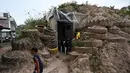 Jumlah ini melampaui total orang yang dievakuasi selama bentrokan serupa awal tahun ini. Tampak dalam foto, anak-anak bermain di sekitar bunker di provinsi Surin pada Rabu 10 Desember 2025, selama bentrokan di sepanjang perbatasan Thailand-Kamboja. (Lillian SUWANRUMPHA/AFP)