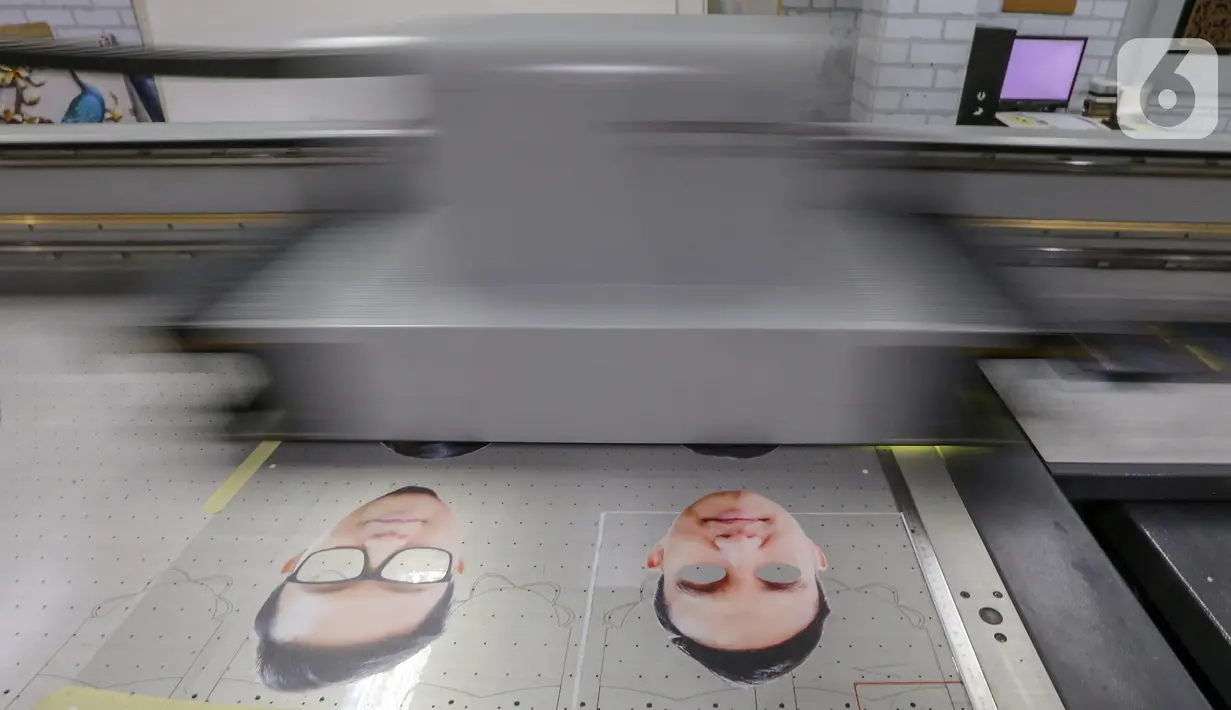 Mesin printing saat proses cetak pelindung wajah atau face shield karakter di percetakan Bintang Sempurna, Bendungan Hilir, Jakarta, Selasa (23/6/2020). Produksi face shield karakter bisa dilakukan sesuai pesanan melalui online situs dengan harga Rp50 ribu per buah. (Liputan6.com/Fery Pradolo)