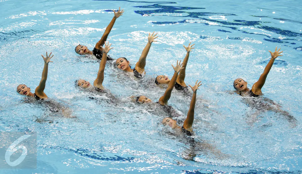 Tim renang indah Indonesia berhasil menyumbang medali pertama bagi kontingen Merah Putih di Sea Games 2015 Singapura. Salah satu koreografi tim renang indah Indonesia di OCBC Aquatic Centre, Rabu (3/6/2015). (Liputan6.com/Helmi Fithriansyah)