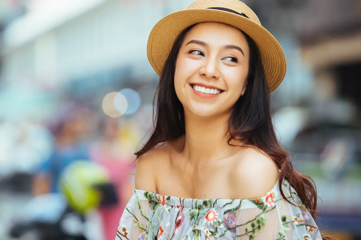 perempuan dan tampak menawan