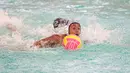 Pemain Pari Sakti (kiri) mencoba mempertahankan bola pada partai final polo air kategori U-14 Indonesia Open Aquatic Championships (IOAC) 2025 di Stadion Akuatik GBK, Jakarta Pusat, pada Kamis (13/11/2025). (Bola.com/Abdul Aziz)
