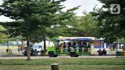 Warga menggunakan odong-odong saat berkunjung ke Bandara Internasional Jawa Barat (BIJB) Kertajati, Kabupaten Majalengka. Jawa Barat, Minggu (30/1/2022). (merdeka.com/Iqbal S. Nugroho)