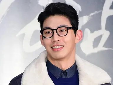 Aktor Choi Jung Won dikabarkan menjadi selingkuhan dari seorang wanita bersuami. Kabar mengenai dugaan perselingkuhan ini pun pertama kali diungkapkan oleh mantan reporter entertainment sekaligus YouTuber Lee Jin Ho. (Liputan6.com/Allkpop.com)