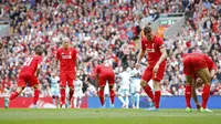 Pemain Liverpool tertunduk lesu usai kebobolan gol (Reuters/Carl Recine)
