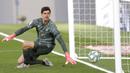 Kiper Real Madrid, Thibaut Courtois, gagal menghalau tendangan pemain Eibar, Pedro Bigas, pada laga La Liga di Estadio Alfredo Di Stefano, Senin (15/6/2020). Real Madrid menang 3-1 atas Eibar. (AP/Bernat Armangue)