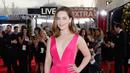Aktris Emilia Clarke tampil menarik atensi dalam pink warna cerah saat menghadiri ajang Screen Actors Guild Awards 2016 di The Shrine Auditorium, Los Angeles, 30 Januari 2016. (Kevork Djansezian/Getty Images/AFP)