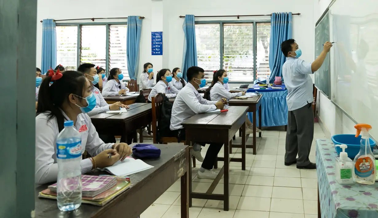 Para siswa mengenakan masker saat mengikuti kelas di sebuah sekolah di Vientiane, Laos, Selasa (19/5/2020). Siswa tingkat akhir sekolah dasar, menengah pertama, dan menengah di Laos sudah mulai bersekolah sejak 18 Mei 2020. (Xinhua/Kaikeo Saiyasane)