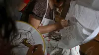 Para siswa membuat batik dengan teknik batik tulis menggunakan canting, Jakarta, (2/10/14). (Liputan6.com/Faizal Fanani) 