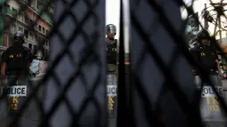 Untuk mencegah meluasnya aksi demontrasi, aparat kepolisian Kamboja memblokir jalan di dekat Phnom Penh Municipal Court di pusat kota Phnom Penh, Kamboja (30/5/2014). (REUTERS/Samrang Pring)