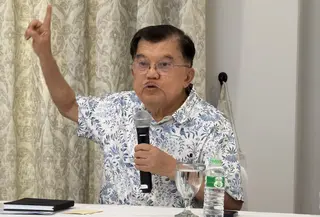 Wapres ke-10 dan ke-12 RI Jusuf Kalla (JK) saat konferensi pers di kediaman pribadinya, Jalan Brawijaya IV Jakarta Selatan, Sabtu (18/4/2026). (Liputan6.com/Lizsa Egeham)