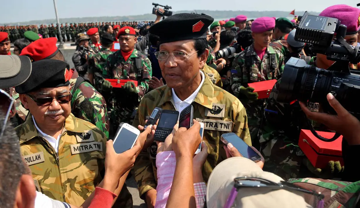 Gubernur DIY Yogyakarta Sri Sultan Hamengkubuwono mendapatkan baret Hitam dari Panglima TNI di Surabaya, (6/10/14). (Liputan6.com/Johan Tallo)