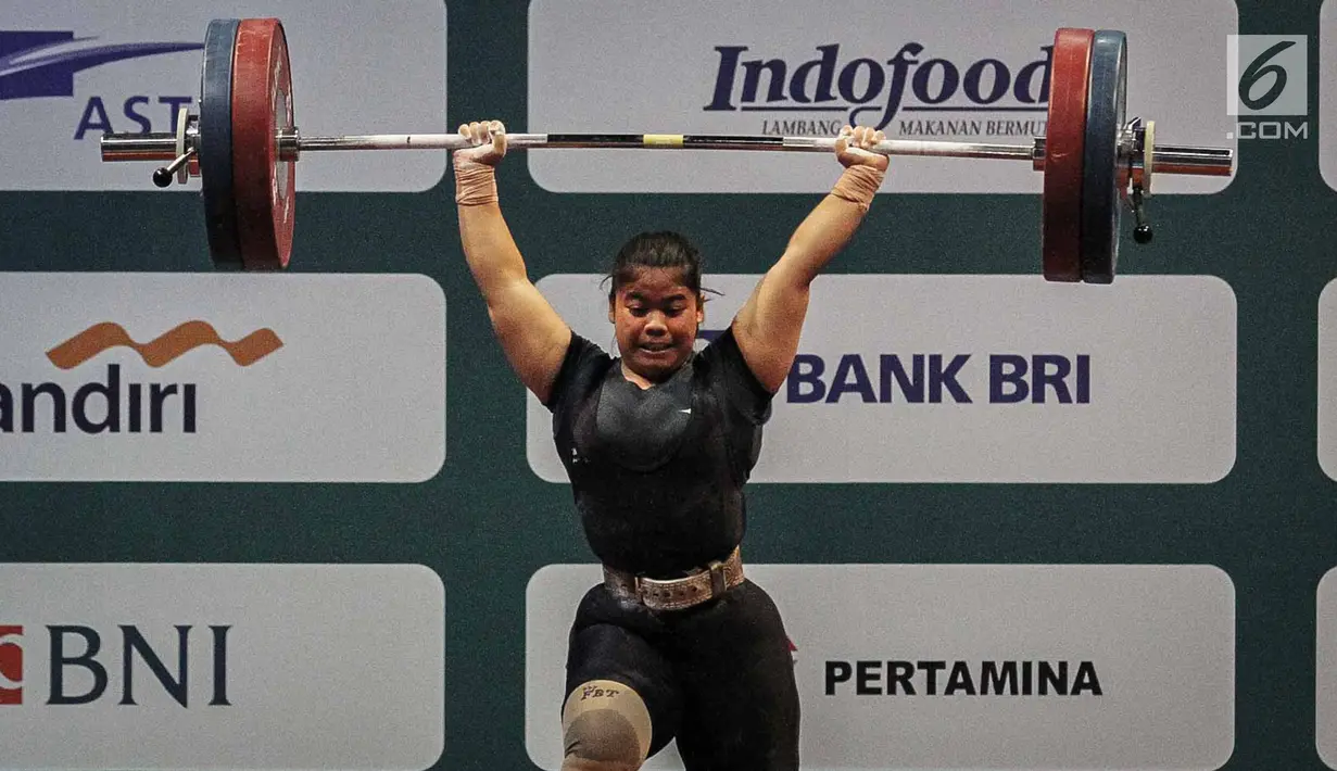Ekspresi lifter Indonesia Melinda Gusti saat melakukan angkatan pada nomor angkat besi putri 75 Kg 18th Asian Games Invitation Tournament di JiExpo, Jakarta, Senin (12/2). Melinda memperoleh emas pada nomor tersebut. (Liputan6.com/Faizal Fanani)