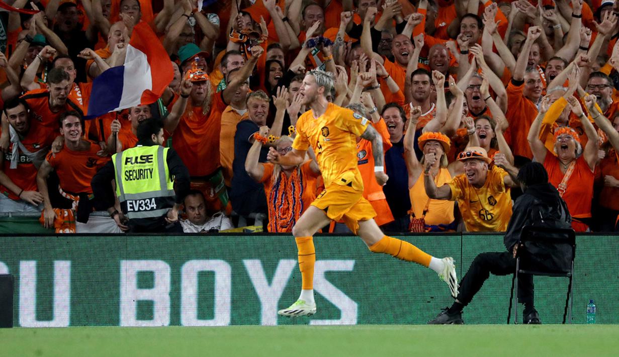 Keputusan Koeman memasukkan Weghorst pada babak kedua terbukti jitu. Baru bermain 10 menit, dia berhasil membobol gawang Irlandia. Skor 2-1 bertahan hingga wasit meniupkan peluit tanda berakhirnya pertandingan. (Donall Farmer/PA via AP)