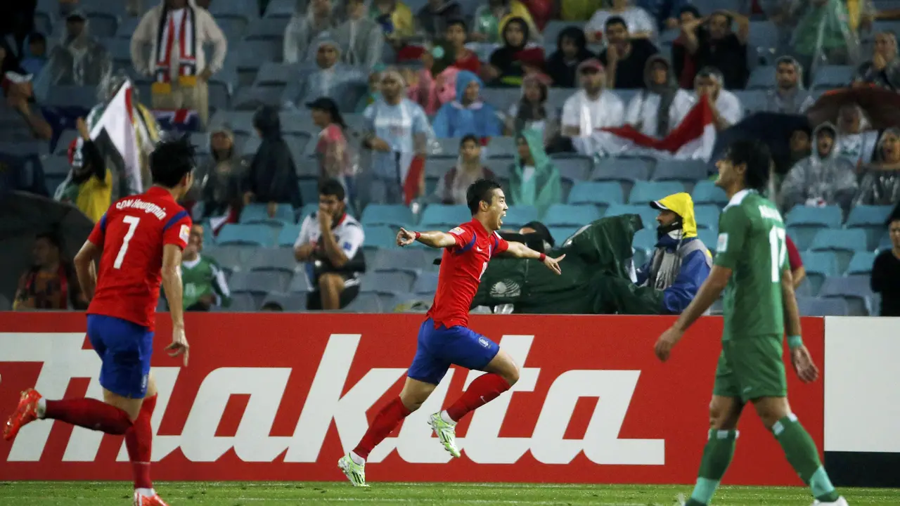 Kapten Korsel  Lee Jeong-hyeop merayakan gol ke gawang Irak di semifinal Piala Asia 2015