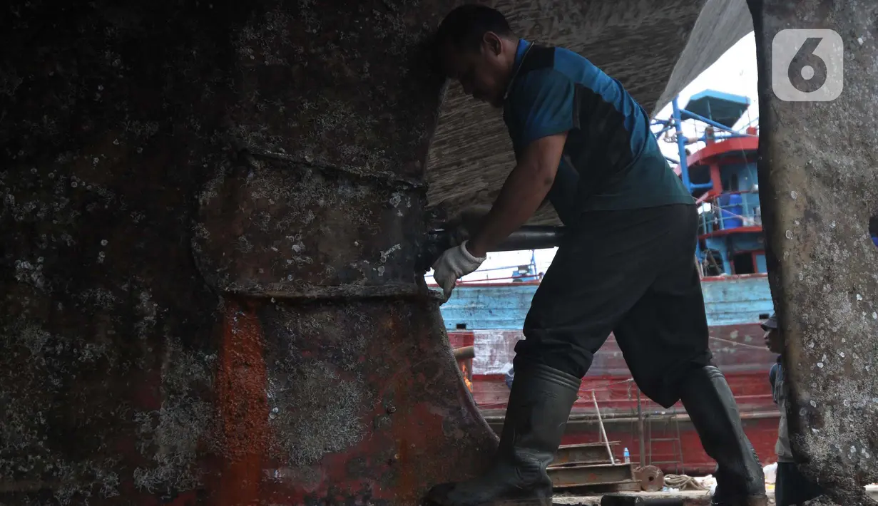 Perbaikan kapal nelayan ini di mana kapal nelayannya sudah melakukan perjalanan selama dua tahun untuk segera naik ke dok galangan perkapalan untuk dilakukan perbaikan. (merdeka.com/Imam Buhori)