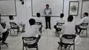 Petugas memberikan pengarahan kepada para narapidana LP Cipinang yang menjalani UN melalui program Paket C di LP Narkotika Cipinang, Jakarta, Senin (13/4/2015).  Para peserta terlihat bersemangat menjalani UN 2015. (Liputan6.com/Johan Tallo)