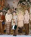 Saat akad nikah, kedua mempelai mengenakan baju adat Jawa warna kecoklatan. Sedangkan Jokowi mengenakan beskap dan ibu Iriana membawa tas Chanel. [@titikhardono]