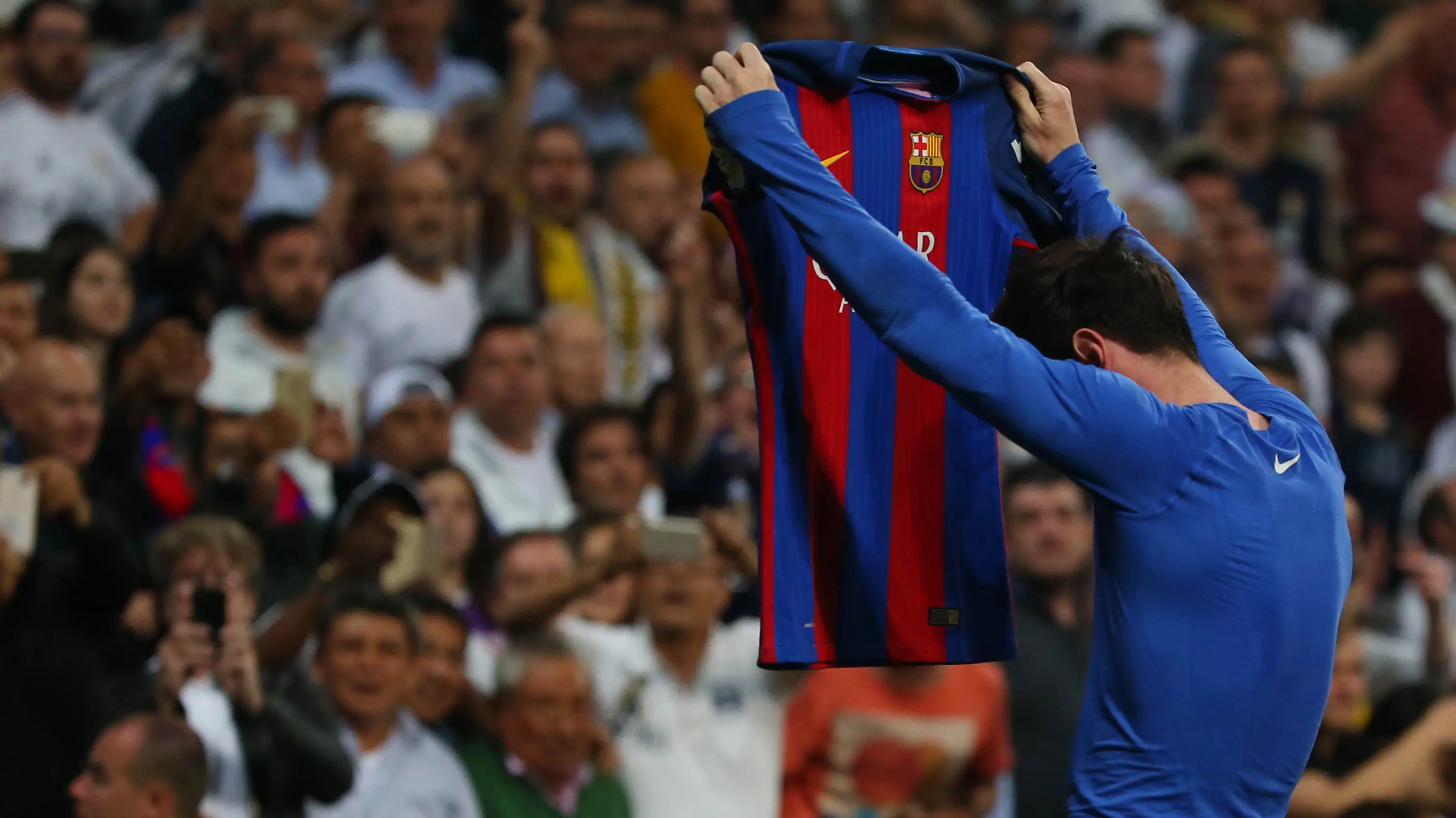 Lionel Messi membuka baju usai membobol gawang Real Madrid pada laga La Liga musim 2016/2017. (Reuters/Stringer)