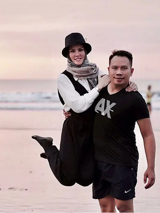 "...generasi yg membanggakan mereka yg selalu menghormati dan menjaga sejarahnya karena Perjuangan melawan para penjajah memanglah sangat sulit namun perjuangan melawan bangsamu sendiri adalah hal yang lebih sulit.”... @angellelga," tulis Vicky Prasetyo.