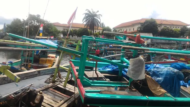 Ribuan nelayan Cilacap libur melaut akibat gelombang tinggi pada musim angin barat. (Foto: Liputan6.com/Muhamad Ridlo)