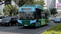 Bus listrik TransJakarta melintas di Jalan jenderal Suditman, jakarta, Selasa (10/9/2019). TransJakarta melakukan uji coba tiga bus listrik untuk menguji ketahanan bateri dan beban seberat 16 ton pdi sejumlah jalan protokol ibukota. (HO/Basuki))