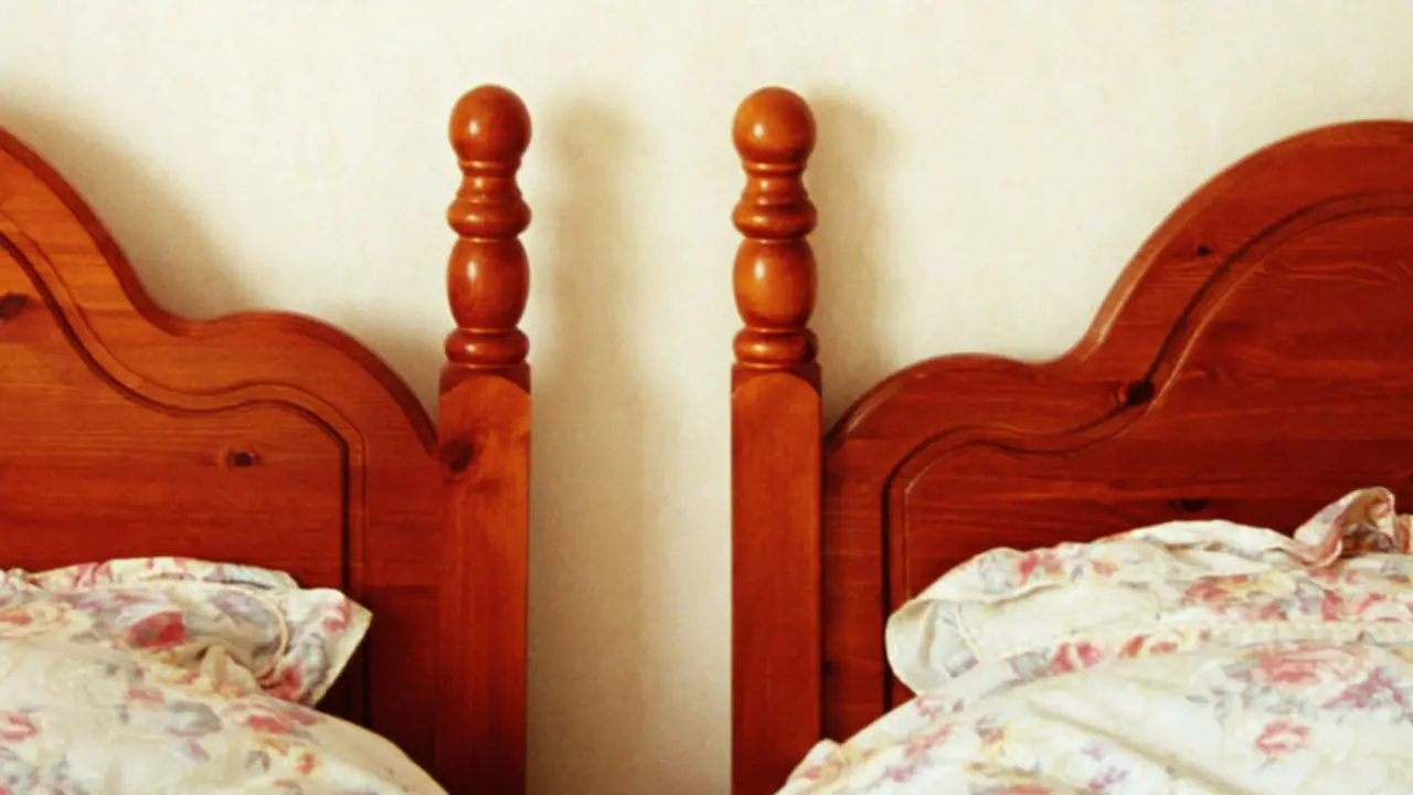 Ingin Lebih Intim dengan Pasangan? Coba Tidur Beda Ranjang