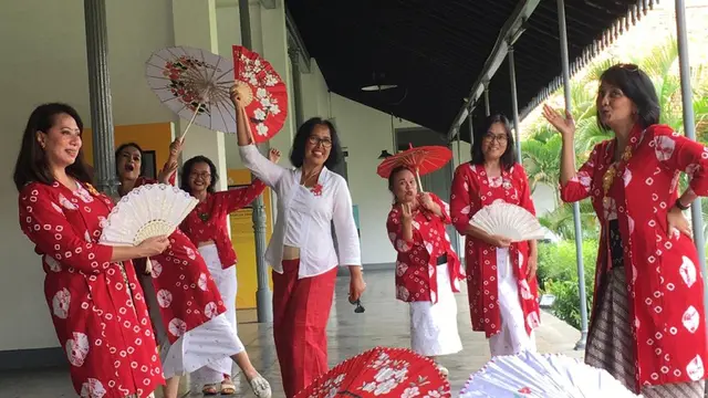 Perempuan Berkebaya Indonesia