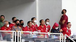 Didampingi sejumlah menteri, Presiden Jokowi terlihat antusias saat menepati janjinya untuk mendukung langsung Timnas Indonesia melawan Kamboja di Piala AFF 2022. (Bola.com/M Iqbal Ichsan)