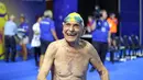 George Corones tersenyum sebelum berenang di Gold Coast Aquatic Centre di Gold Coast, Queensland, Australi (28/2). George Corones, yang usianya menginjak 100 tahun pada April mendatang, berhasil memecahkan rekor dunia. (AFP/Swimming Australia)