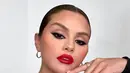 Selena Gomez tak pernah gagal tampil memukau, terutama jika ia sedang mengenakan makeup bold. Lisptik merah adalah kunci tampil percaya diri dan berani di saat yang bersamaan, seperti terlihat di foto Selena Gomez yang satu ini. [Foto: Instagram/selenagomez]