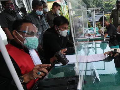 Hakim mengetuk palu saat Sidang Tipiring pelanggaran PPKM Darurat di kantor Kecamatan Pamulang, Tangerang Selatan, Banten, Senin (19/7/2021). Dua puluh empat pelanggar diantaranya tidak bermasker dan jam operasional tempat usaha didenda Rp 100 ribu hingga Rp 500 ribu. (merdeka.com/Arie Basuki)