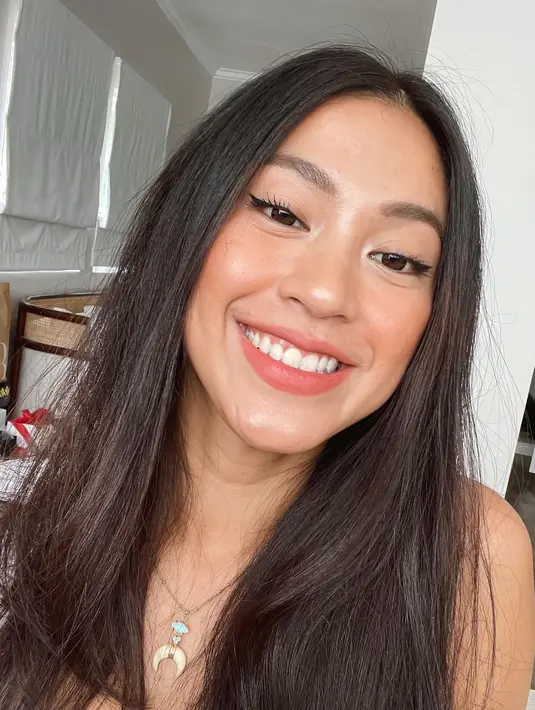 Selain makeup yang simpel dan bisa kamu lakukan sehari-hari, Tyna Kanna Mirdad juga suka membiarkan rambutnya tergerai untuk menonjolkan kesan kasual pada tampilannya. Foto: Instagram @tynakannamirdad.