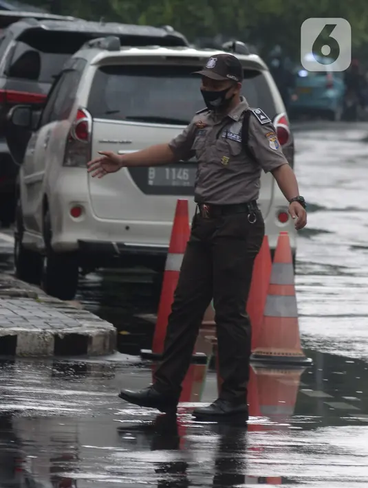 Seorang Satuan Pengamanan (Satpam) saat bertugas di salah satu perkantoran kawasan Jakarta, Selasa (16/2/2021). Seragam baru berwarna cokelat mirip seragam polisi tersebut untuk memuliakan Satpam dan menjadikan unsur pengamanan menjadi bagian penting dalam suatu aktivitas. (merdeka.com/Imam Buhori)