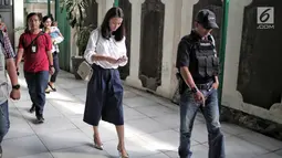 Aktris Atiqah Hasiholan tiba di PN Jakarta Selatan, Selasa (7/5/2019). Kedatangan Atiqah Hasiholan untuk mendampingi terdakwa kasus dugaan penyebaran berita hoaks Ratna Sarumpaet dalam sidang lanjutan dengan agenda pemeriksaan saksi meringankan dari terdakwa. (Liputan6.com/Faizal Fanani)