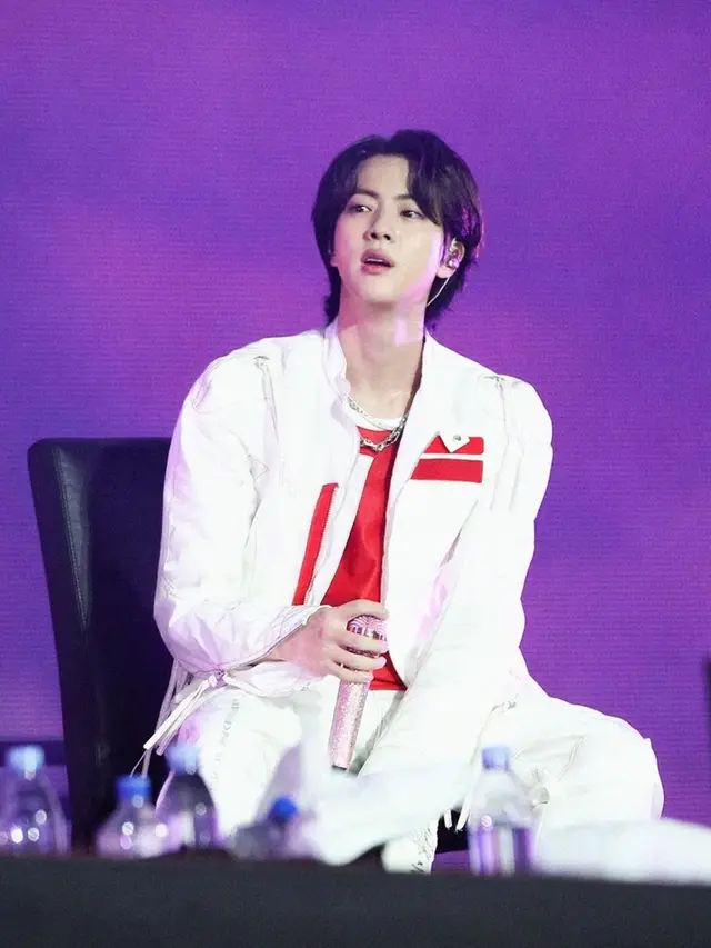 Segera Wamil, Ini Potret Jin BTS saat di Atas Panggung