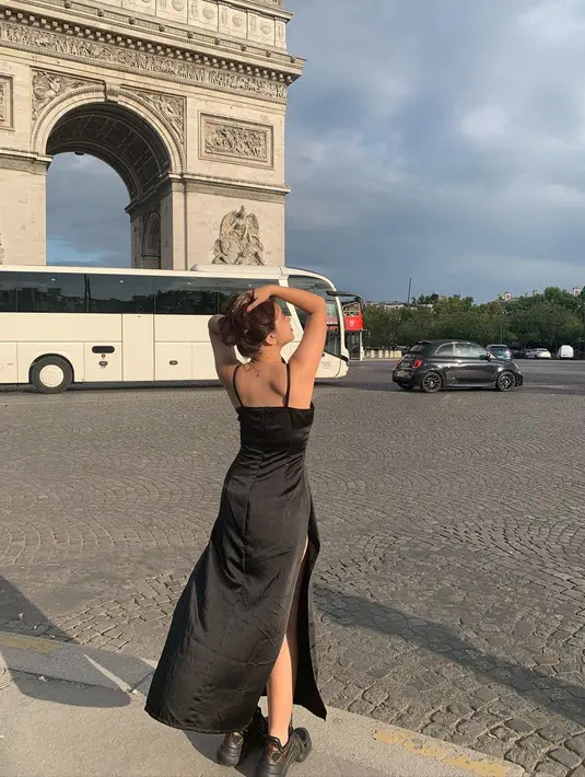Berpose di pinggir jalanan Paris, Rebecca terlihat mengenakan dress hitam bertali spageti dengan high slit di kanan dan kiri kakinya. Ia padukan dengan sneaker hitam favoritnya. Foto: Instagram.