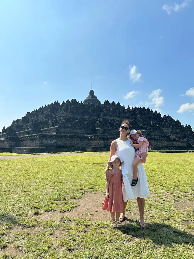 7 Potret Marissa Nasution Pulang ke Indonesia, Liburan Ke Candi Borobudur